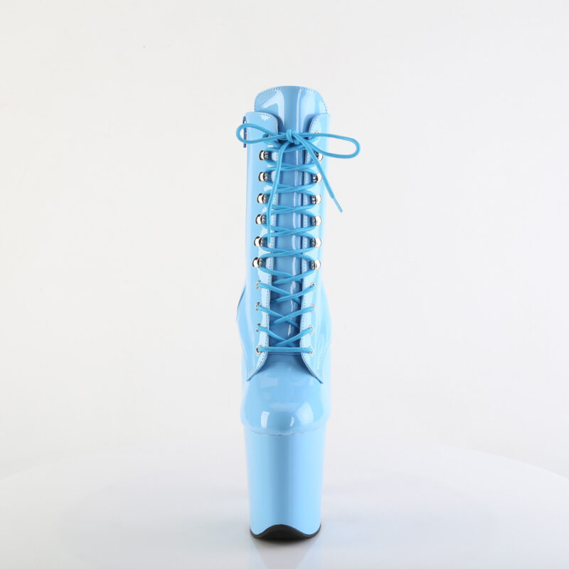 Stiefelette in hellblau Lack mit Schnürung, 20 cm hohem Absatz und 10 cm Plateau von Pleaser.