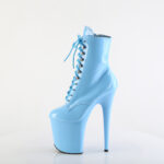 Stiefelette in hellblau Lack mit Schnürung, 20 cm hohem Absatz und 10 cm Plateau von Pleaser.