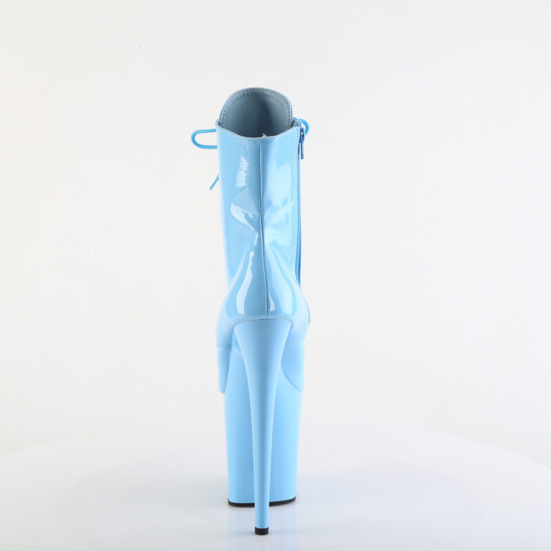 Stiefelette in hellblau Lack mit Schnürung, 20 cm hohem Absatz und 10 cm Plateau von Pleaser.