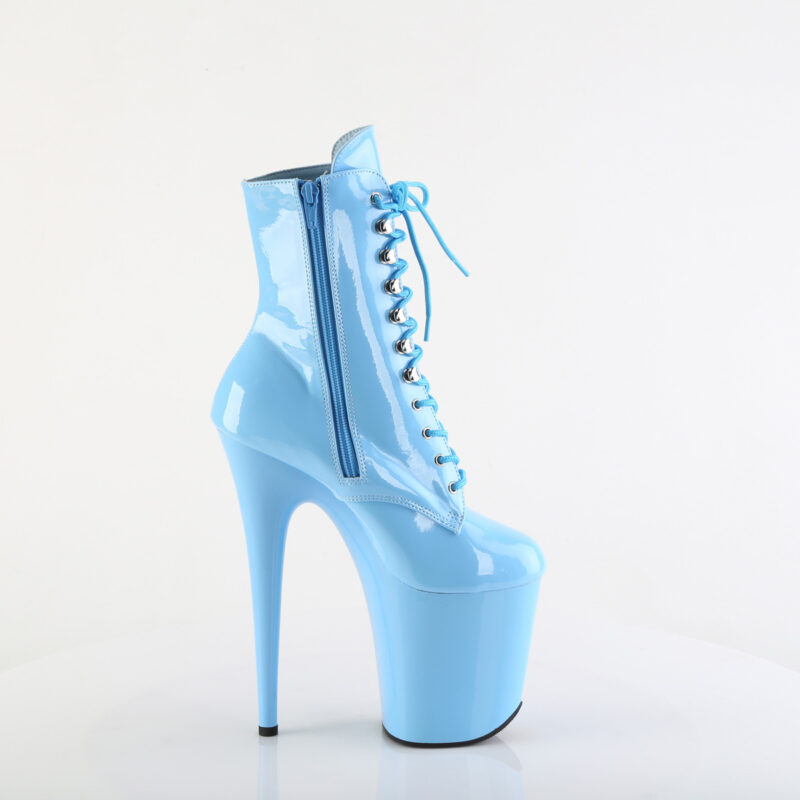 Stiefelette in hellblau Lack mit Schnürung, 20 cm hohem Absatz und 10 cm Plateau von Pleaser.