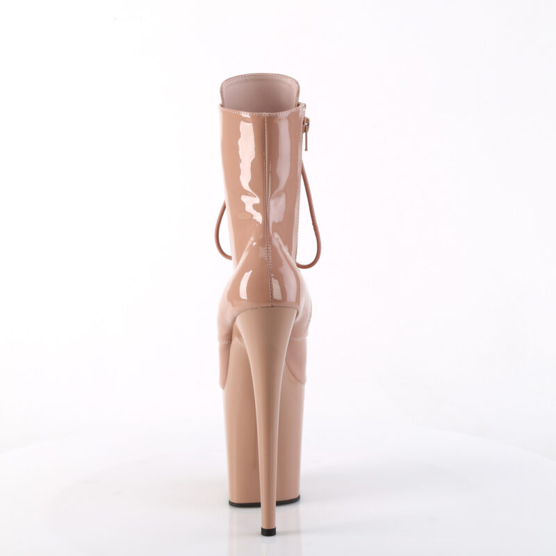 Stiefelette in blush Lack mit Schnürung, 20 cm hohem Absatz und 10 cm Plateau von Pleaser.
