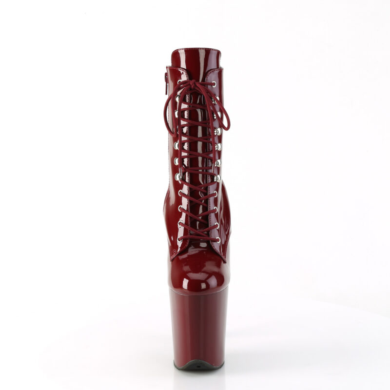 Stiefelette in weinrot Lack mit Schnürung, 20 cm hohem Absatz und 10 cm Plateau von Pleaser.