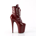 Stiefelette in weinrot Lack mit Schnürung, 20 cm hohem Absatz und 10 cm Plateau von Pleaser.