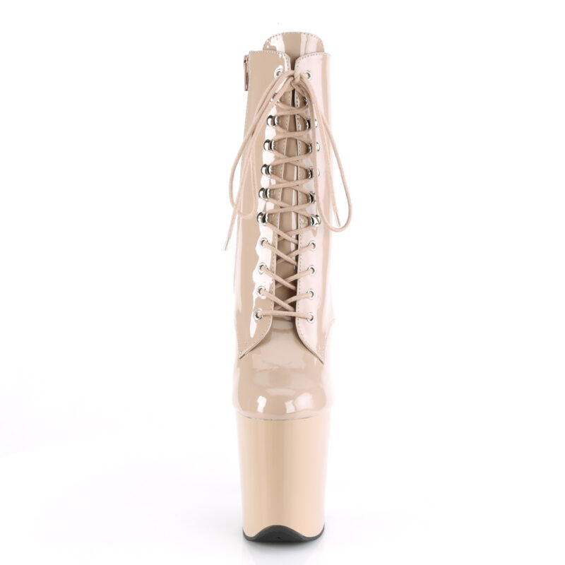 Stiefelette in nude Lack mit Schnürung, 20 cm hohem Absatz und 10 cm Plateau von Pleaser.
