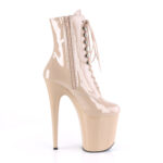 Stiefelette in nude Lack mit Schnürung, 20 cm hohem Absatz und 10 cm Plateau von Pleaser.