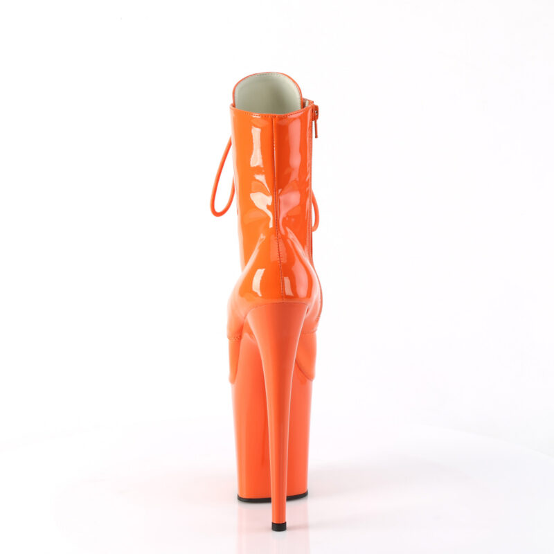 Stiefelette in orange Lack mit Schnürung, 20 cm hohem Absatz und 10 cm Plateau von Pleaser.