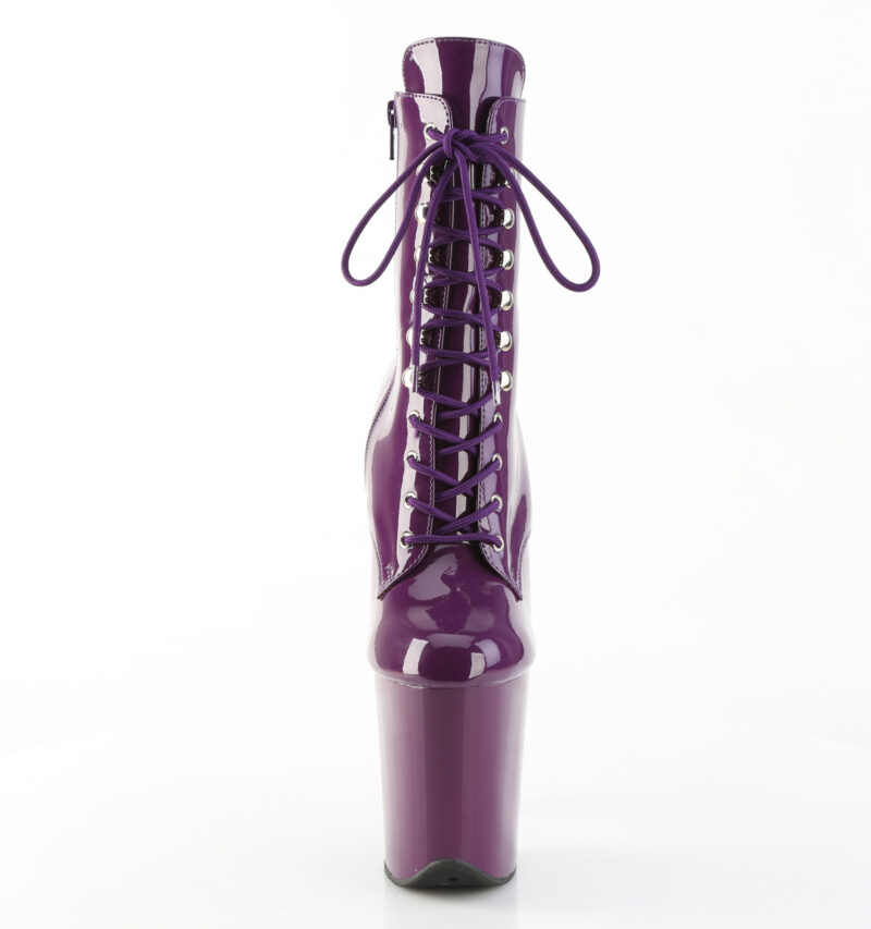 Stiefelette in lila Lack mit Schnürung, 20 cm hohem Absatz und 10 cm Plateau von Pleaser.
