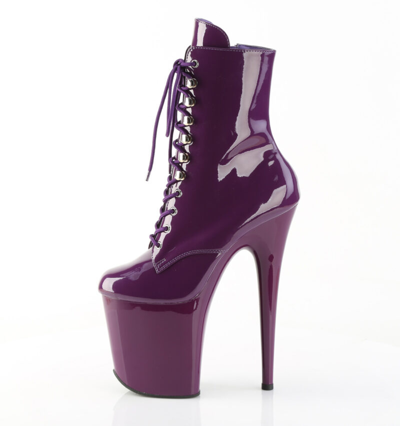 Stiefelette in lila Lack mit Schnürung, 20 cm hohem Absatz und 10 cm Plateau von Pleaser.