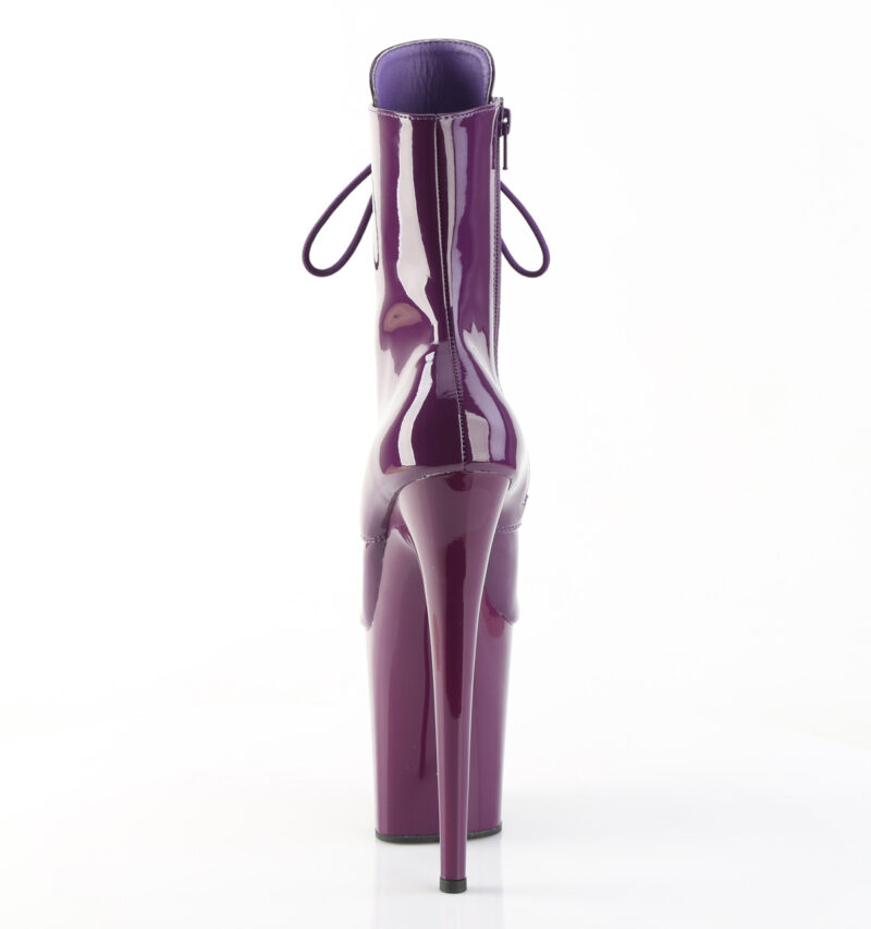 Stiefelette in lila Lack mit Schnürung, 20 cm hohem Absatz und 10 cm Plateau von Pleaser.