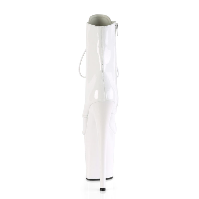Stiefelette in weiss Lack mit Schnürung, 20 cm hohem Absatz und 10 cm Plateau von Pleaser.