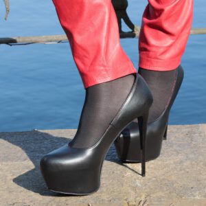 Pumps schwarz Leder mit verdecktem Plateau von MICELI - Made in Italy mit 16 cm hohem Absatz und 4,5 cm Plateau, sowie rotem Lederfutter und roter Lederinnensohle.