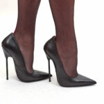 Sehr hohe High Heels Pumps schwarz Leder mit schwarz lackiertem Stilettoabsatz und rotem Lederfutter von MICELI - Made in Italy.