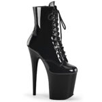 Stiefelette in schwarz Lack mit Schnürung, 20 cm hohem Absatz und 10 cm Plateau von Pleaser.