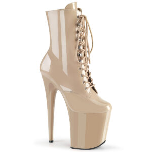 Stiefelette in nude Lack mit Schnürung, 20 cm hohem Absatz und 10 cm Plateau von Pleaser.