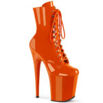 Stiefelette in orange Lack mit Schnürung, 20 cm hohem Absatz und 10 cm Plateau von Pleaser.