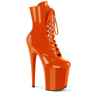 Stiefelette in orange Lack mit Schnürung, 20 cm hohem Absatz und 10 cm Plateau von Pleaser.
