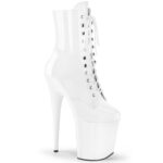 Stiefelette in weiss Lack mit Schnürung, 20 cm hohem Absatz und 10 cm Plateau von Pleaser.