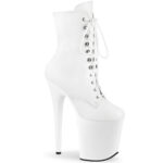 Stiefelette in weiss Kunstleder mit Schnürung, 20 cm hohem Absatz und 10 cm Plateau von Pleaser.
