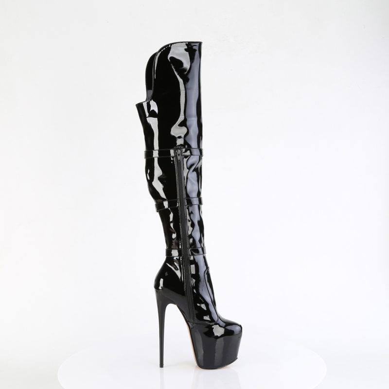 Schwarze, hohe, glänzende Stiefel