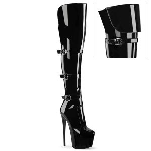 Hohe schwarze Stiefel mit Schnallen