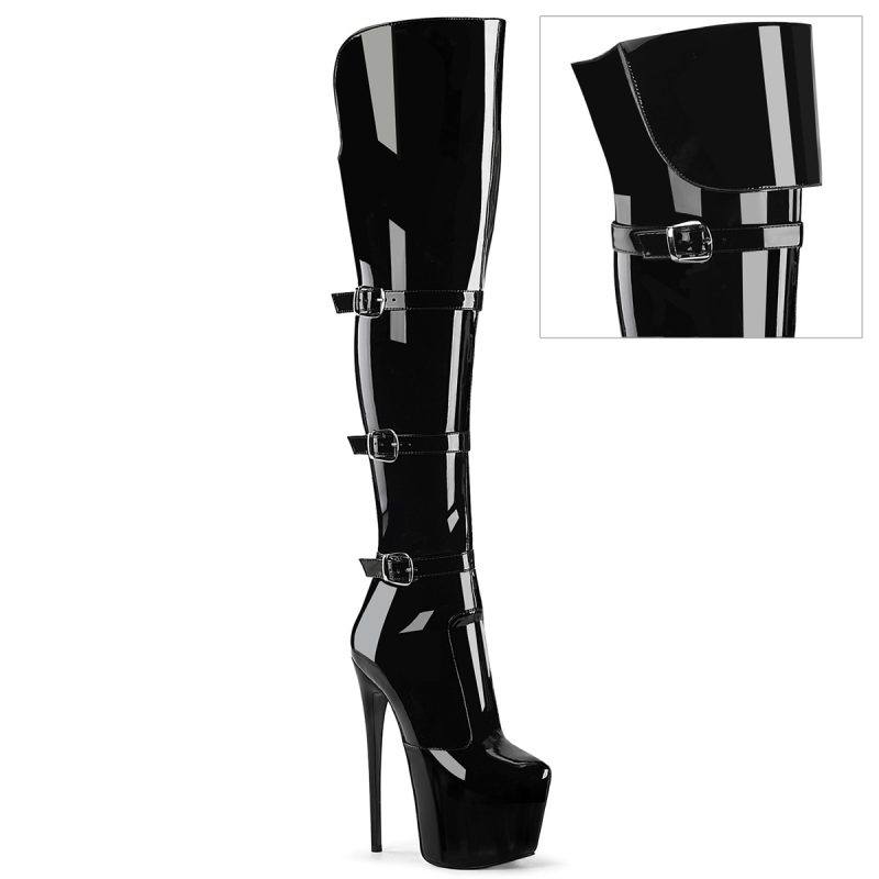 Hohe schwarze Stiefel mit Schnallen
